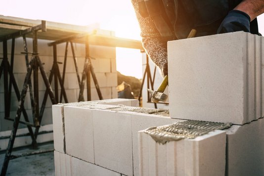 Sicher und mit Qualität bauen. Sicher und mit Qualität bauen.